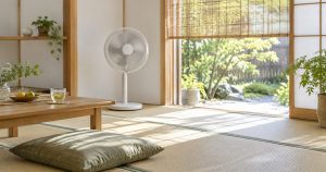 夏の昼、すだれ越しの光と扇風機が回る涼しげな和室（イメージ）